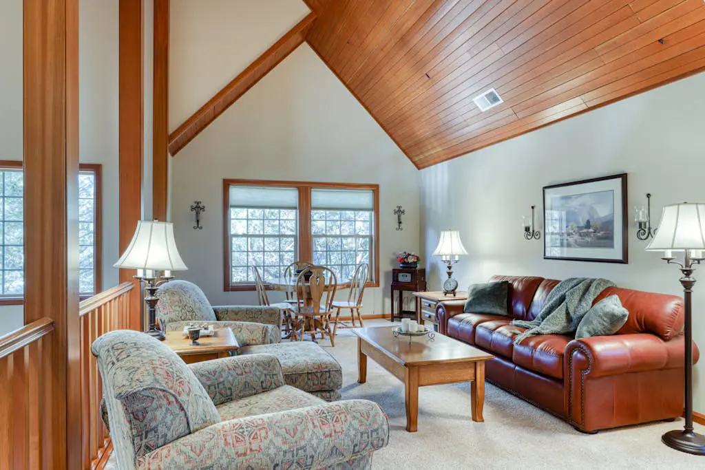 Charming home on golf course with shared pool, hot tub & resort amenities