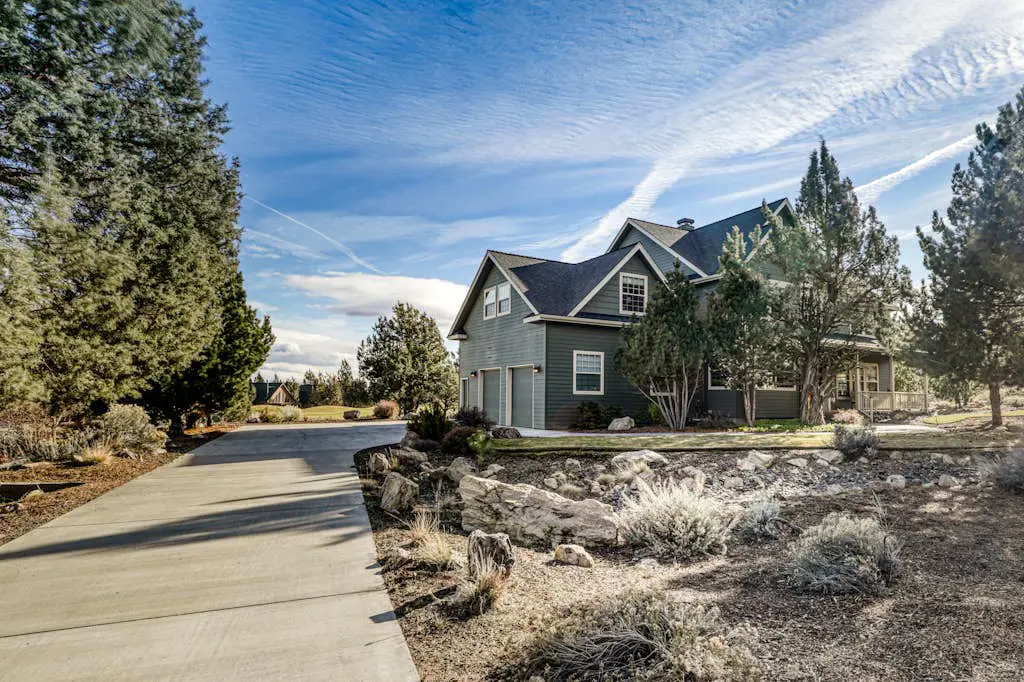 Charming home on golf course with shared pool, hot tub & resort amenities