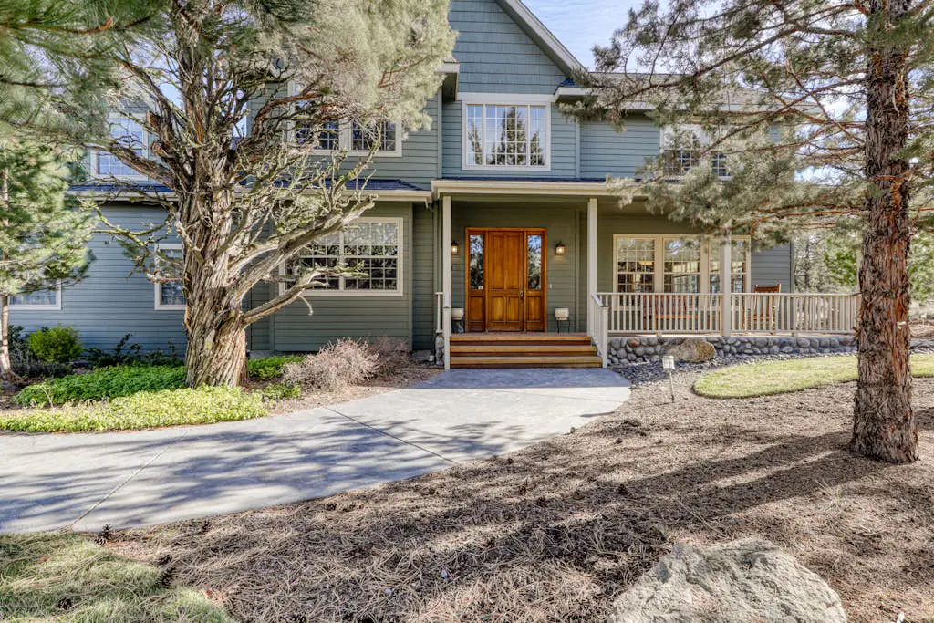 Charming home on golf course with shared pool, hot tub & resort amenities