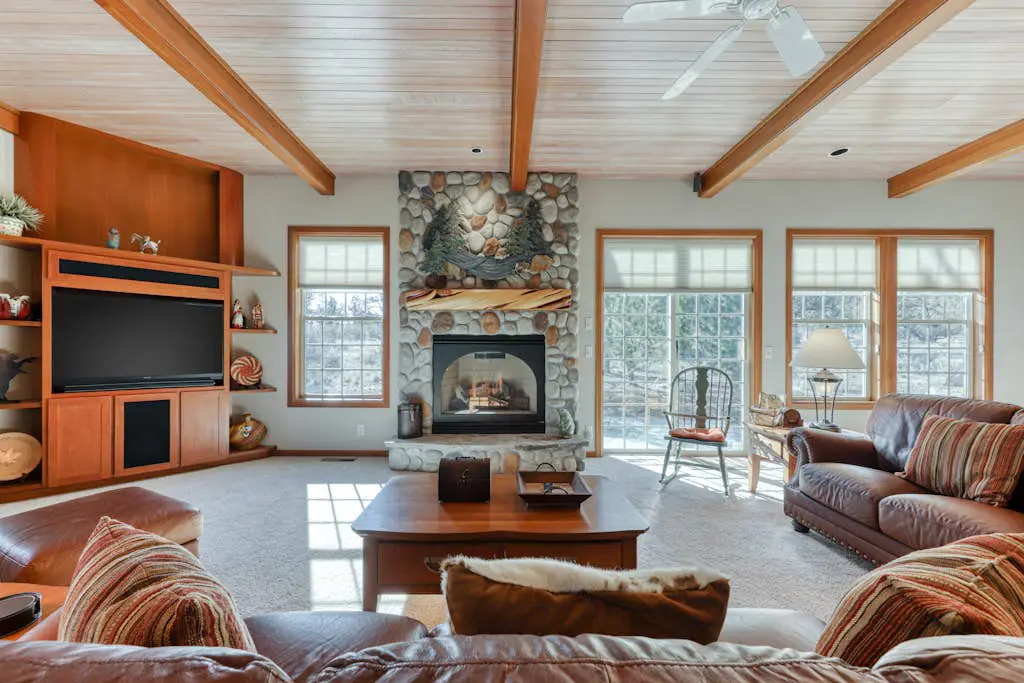 Charming home on golf course with shared pool, hot tub & resort amenities