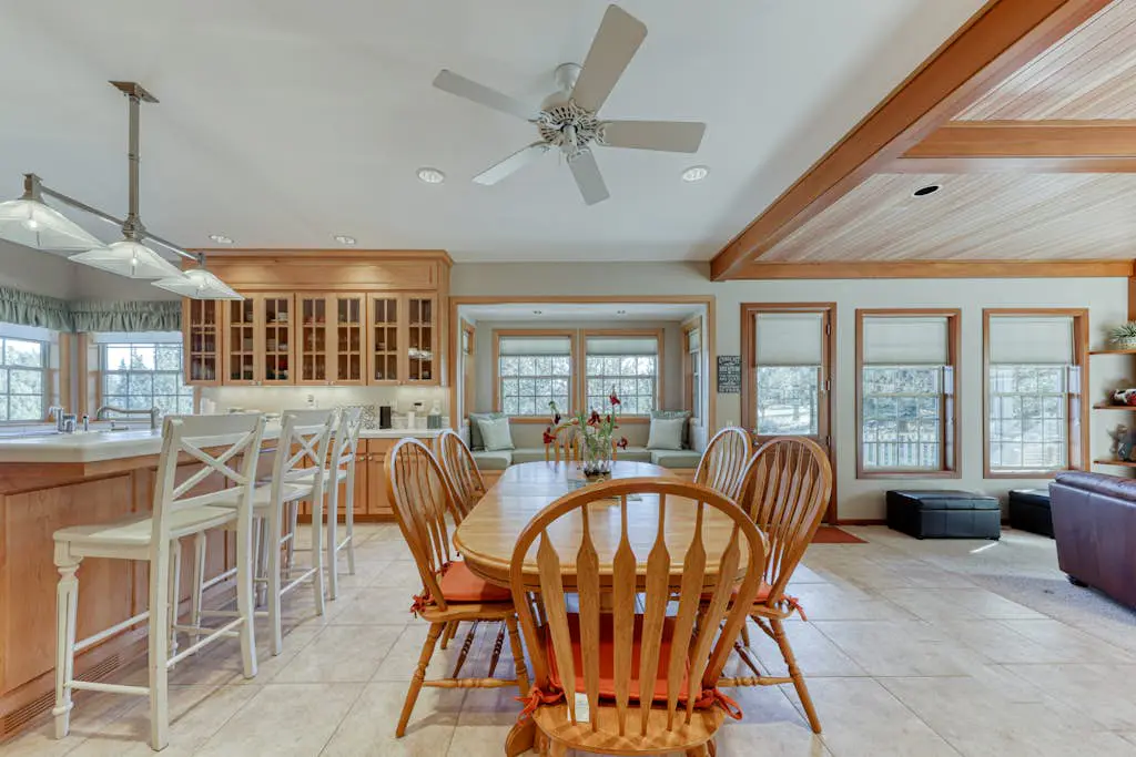 Charming home on golf course with shared pool, hot tub & resort amenities