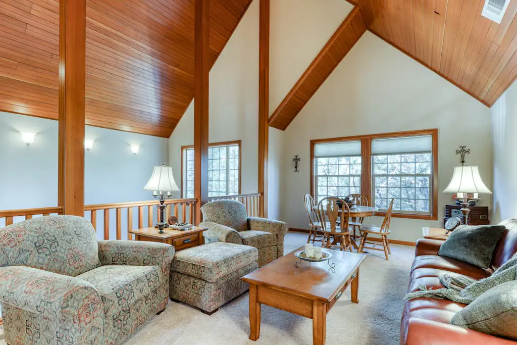 Charming home on golf course with shared pool, hot tub & resort amenities