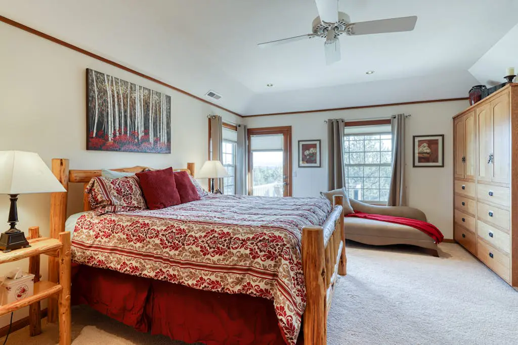 Charming home on golf course with shared pool, hot tub & resort amenities