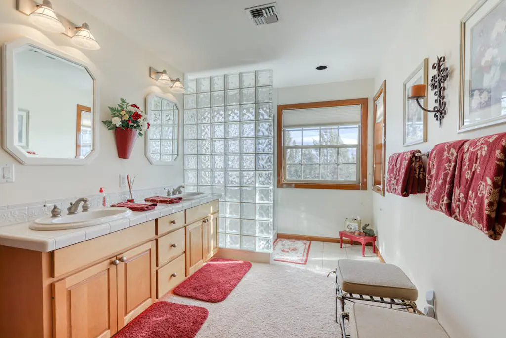Charming home on golf course with shared pool, hot tub & resort amenities