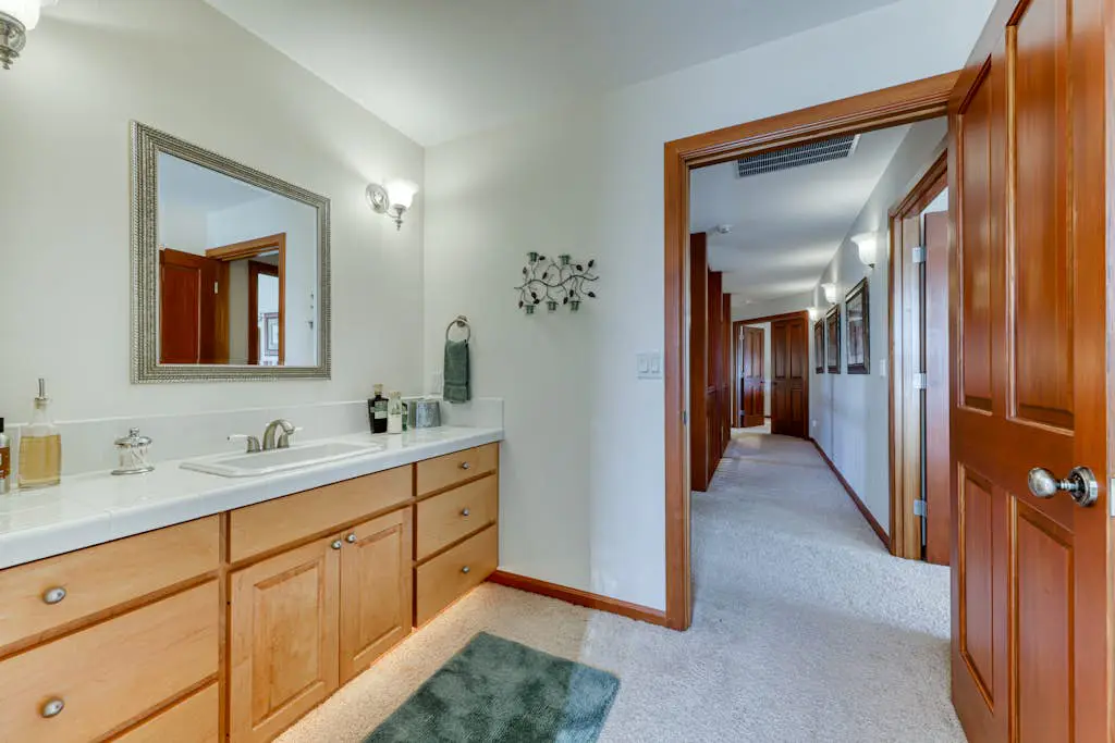 Charming home on golf course with shared pool, hot tub & resort amenities