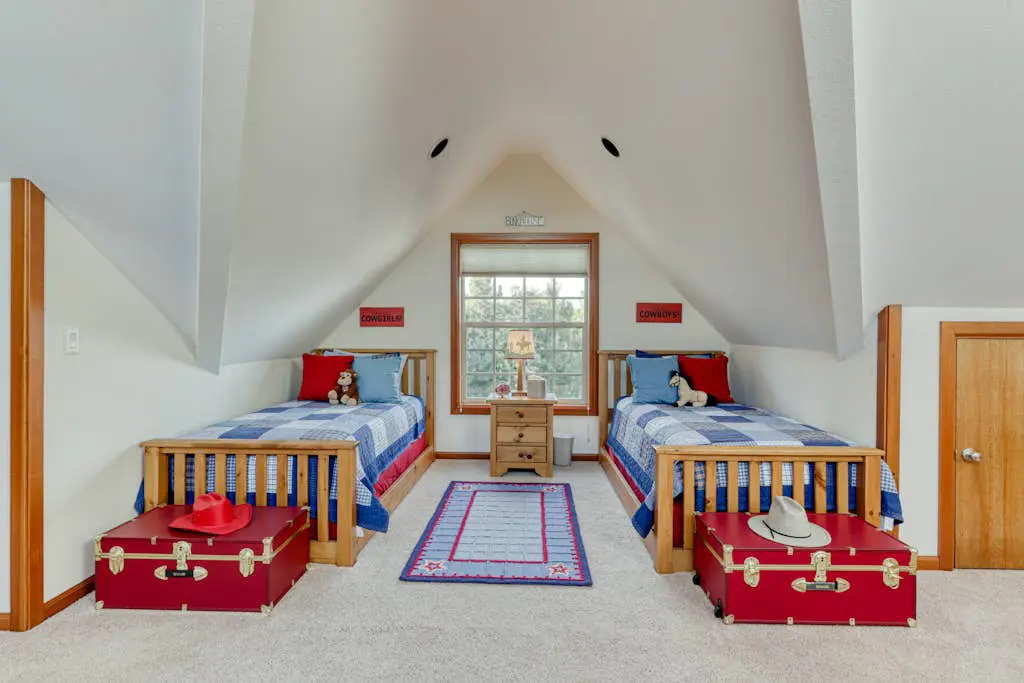Charming home on golf course with shared pool, hot tub & resort amenities