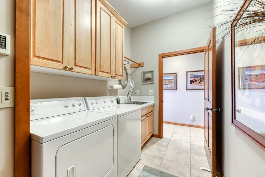 Charming home on golf course with shared pool, hot tub & resort amenities
