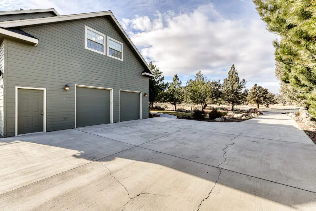 Charming home on golf course with shared pool, hot tub & resort amenities