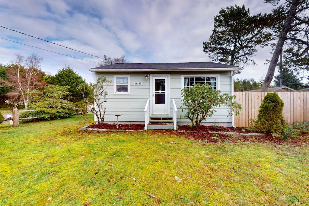 Charming, dog-friendly cottage w/private gas grill, free WiFi, yard, and firepit