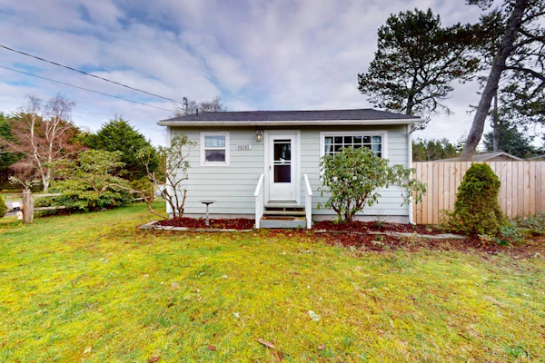 Charming, dog-friendly cottage w/private gas grill, free WiFi, yard, and firepit