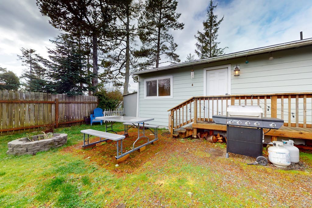 Charming, dog-friendly cottage w/private gas grill, free WiFi, yard, and firepit