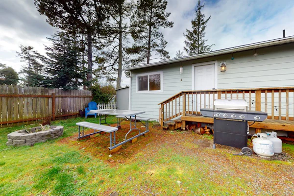 Charming, dog-friendly cottage w/private gas grill, free WiFi, yard, and firepit