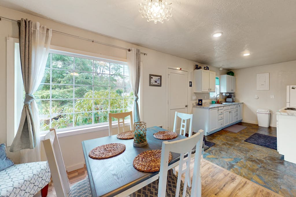 Charming, dog-friendly cottage withprivate gas grill, free WiFi, yard, and firepit