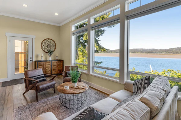 Waterfront home with amazing views & hot tub - public water access 1 mile away