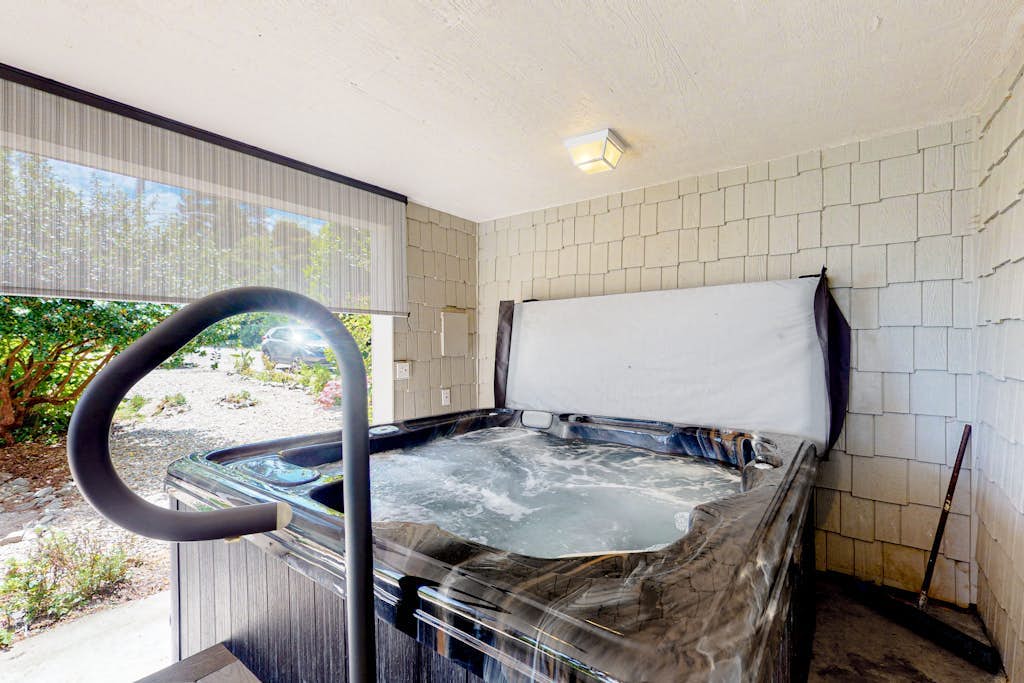 Waterfront home with amazing views & hot tub - public water access 1 mile away