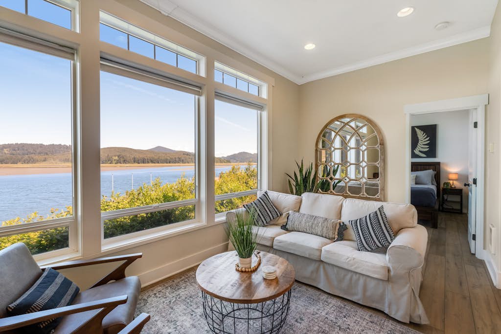 Waterfront home with amazing views & hot tub - public water access 1 mile away