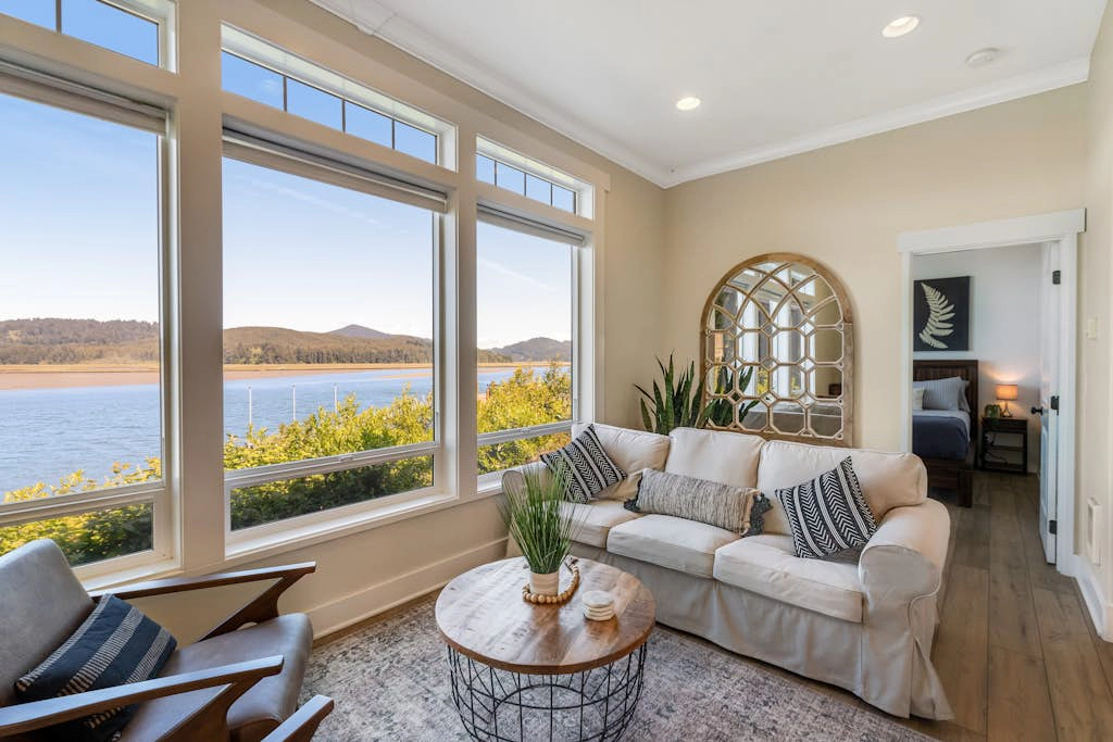 Waterfront home with amazing views & hot tub - public water access 1 mile away