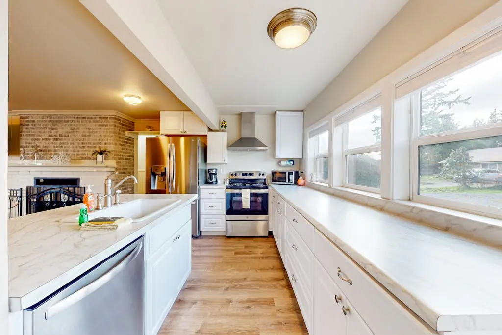 On the Water's Edge -  Dog-Friendly, Crabbing, Bridge Views & More