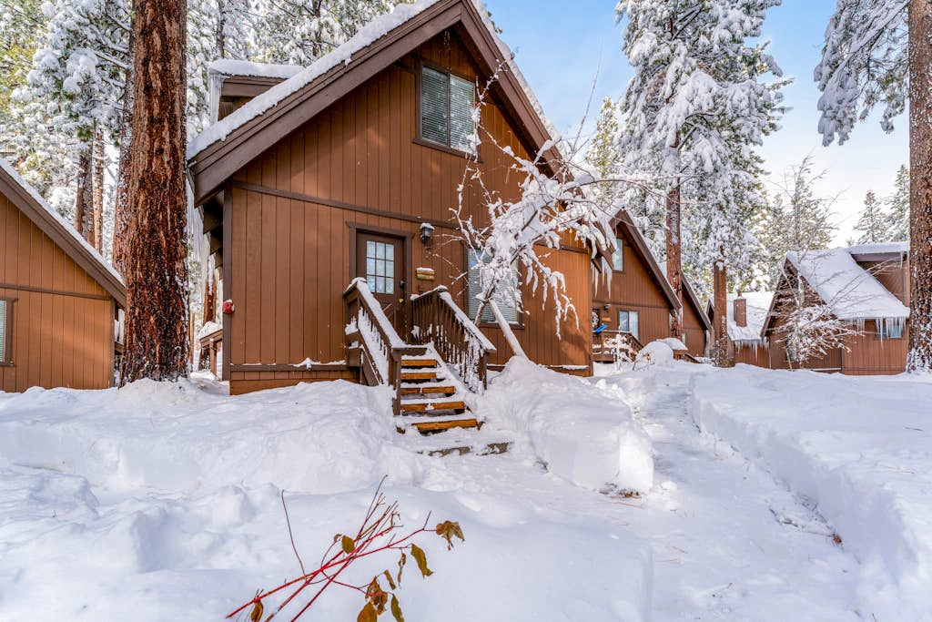 Golf front-view cabin with wood stove & forest views - close to activities