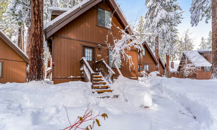 Golf front-view cabin with wood stove & forest views - close to activities
