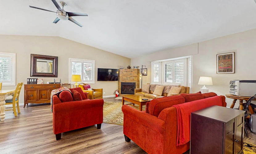 Fully updated home near the lake with full kitchen & free WiFi