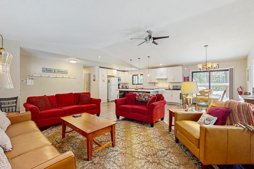 Fully updated home near the lake with full kitchen & free WiFi