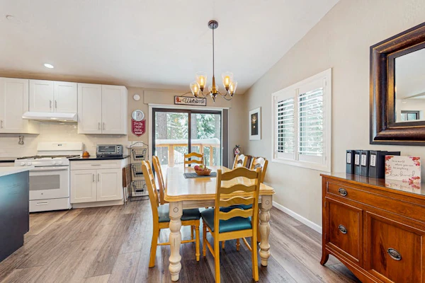 Fully updated home near the lake with full kitchen & free WiFi