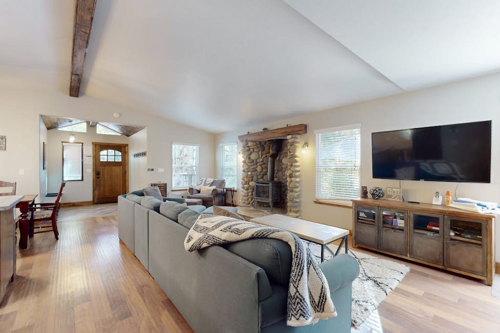 Homewood Cabin Among the Pines with private hot tub - dog-friendly