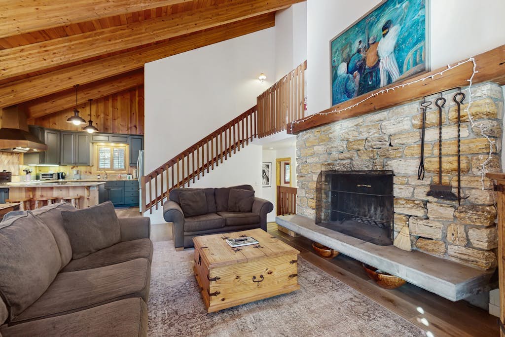 Cozy family cabin, pet friendly, a block from the water, close to ski, wifi