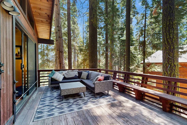 Rustic, comfy, dog-friendly cabin in the pines - walk to homeowners lake & beach