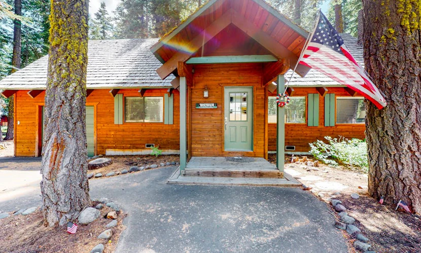 Serene cabin with expansive deck, grill, fireplace - near skiing - walk to beach