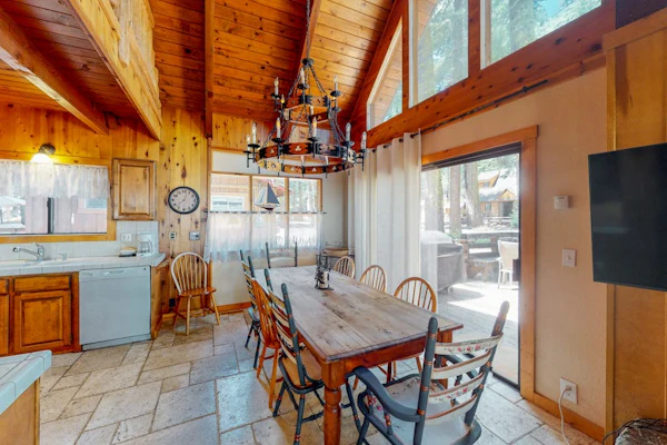 Serene cabin with expansive deck, grill, fireplace - near skiing - walk to beach