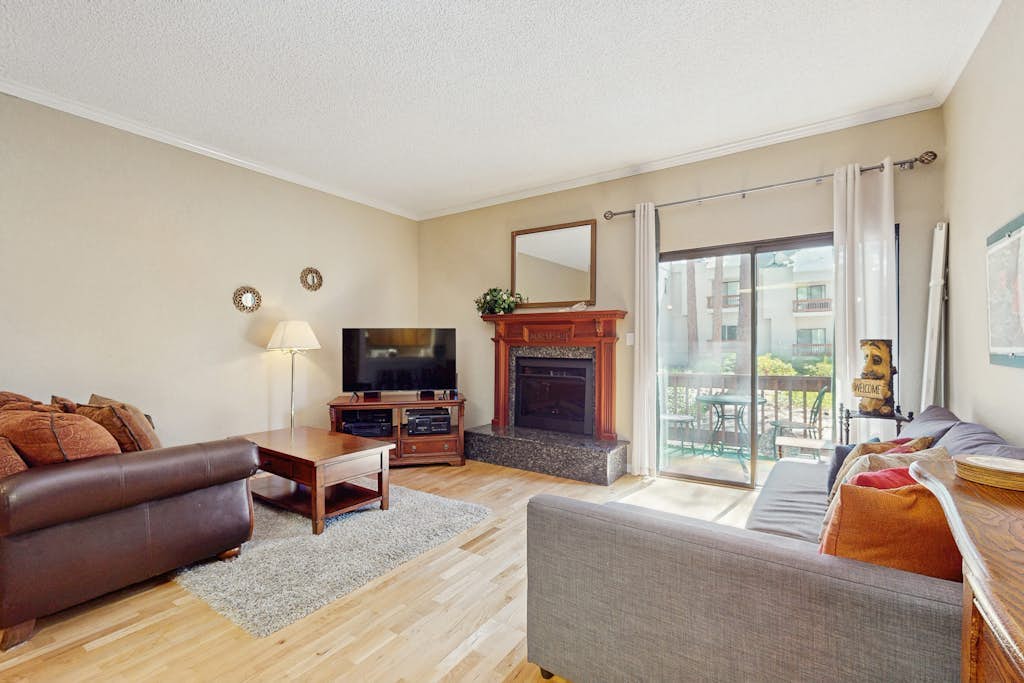 Charming & classic condo with WiFi, gas fireplace, full kitchen, & deck