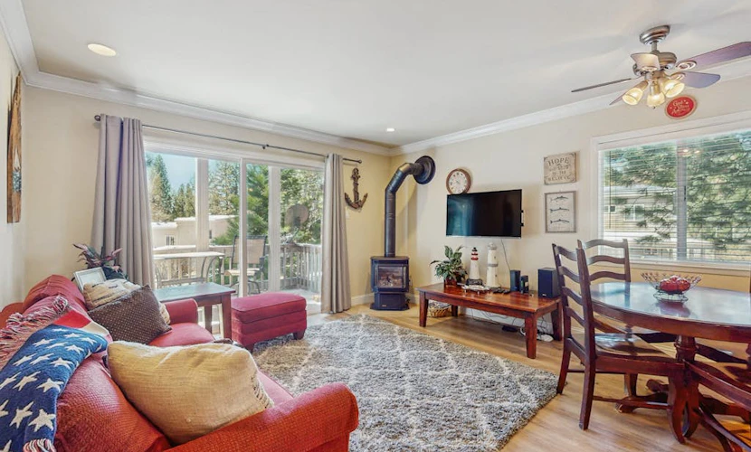 Comfy mountain getaway w/ lake access nearby, private balcony