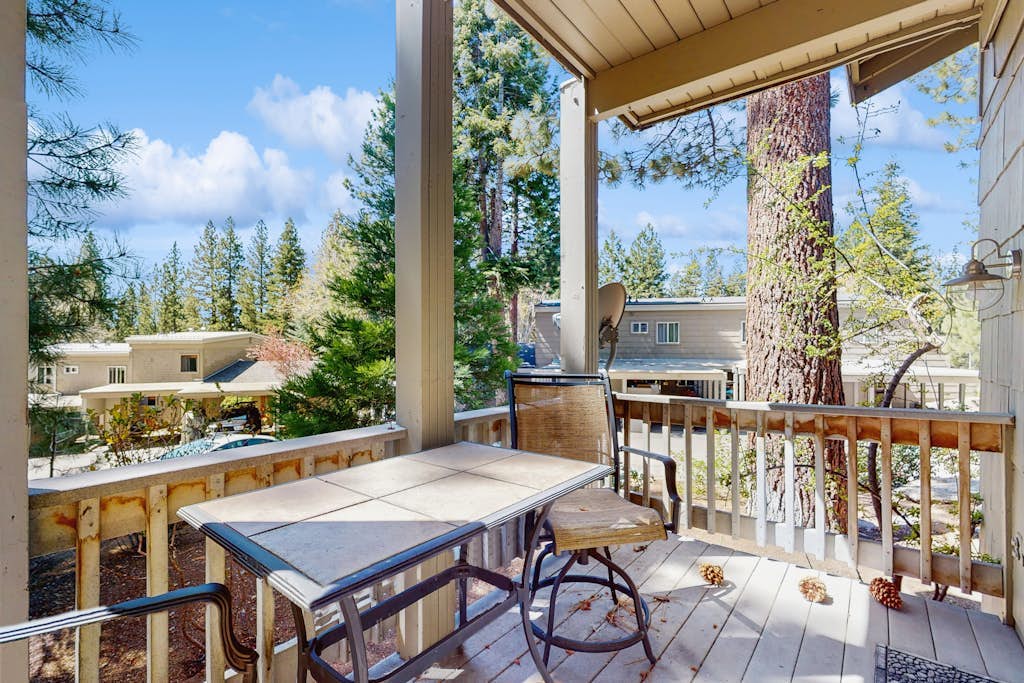 Comfy mountain getaway w/ lake access nearby, private balcony