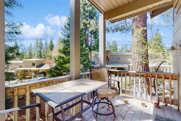 Comfy mountain getaway w/ lake access nearby, private balcony