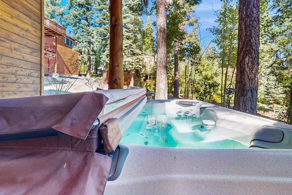 Modern Lux Cabin with Stunning Views, Spa, Large Kitchen and Dining, Fireplace