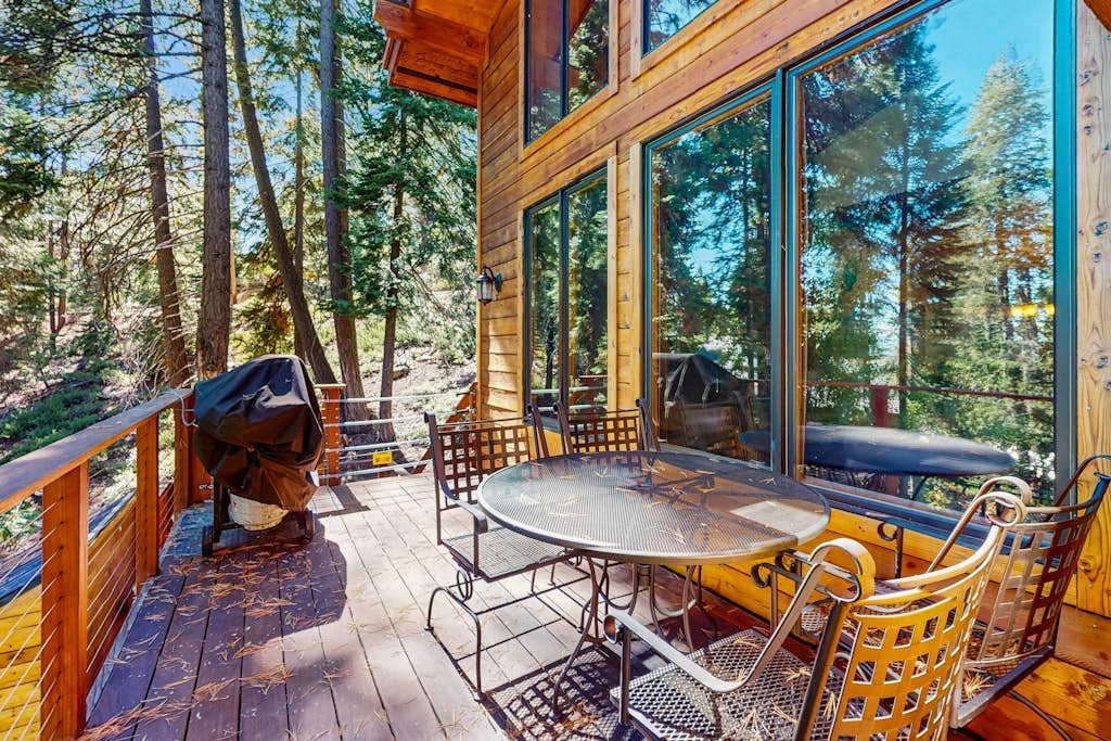 Modern Lux Cabin with Stunning Views, Spa, Large Kitchen and Dining, Fireplace