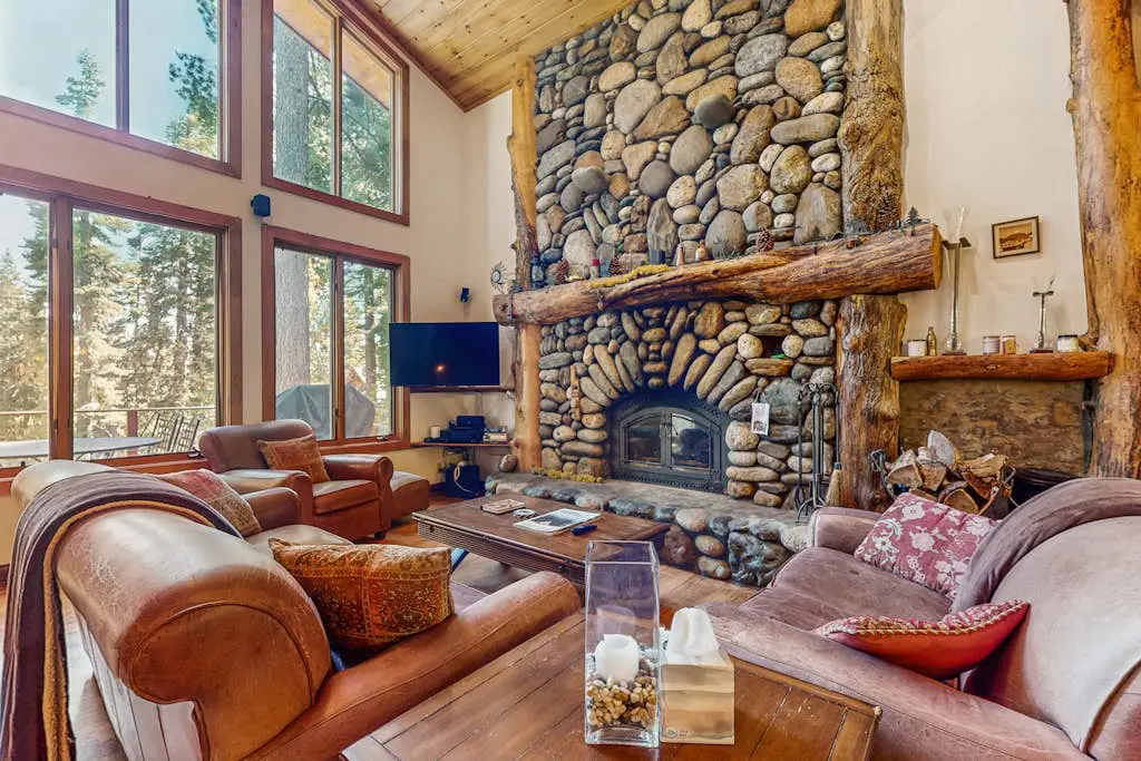 Modern Lux Cabin with Stunning Views, Spa, Large Kitchen and Dining, Fireplace