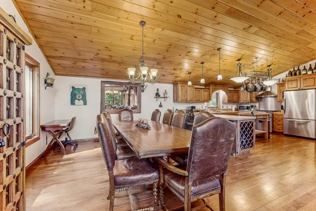 Modern Lux Cabin with Stunning Views, Spa, Large Kitchen and Dining, Fireplace
