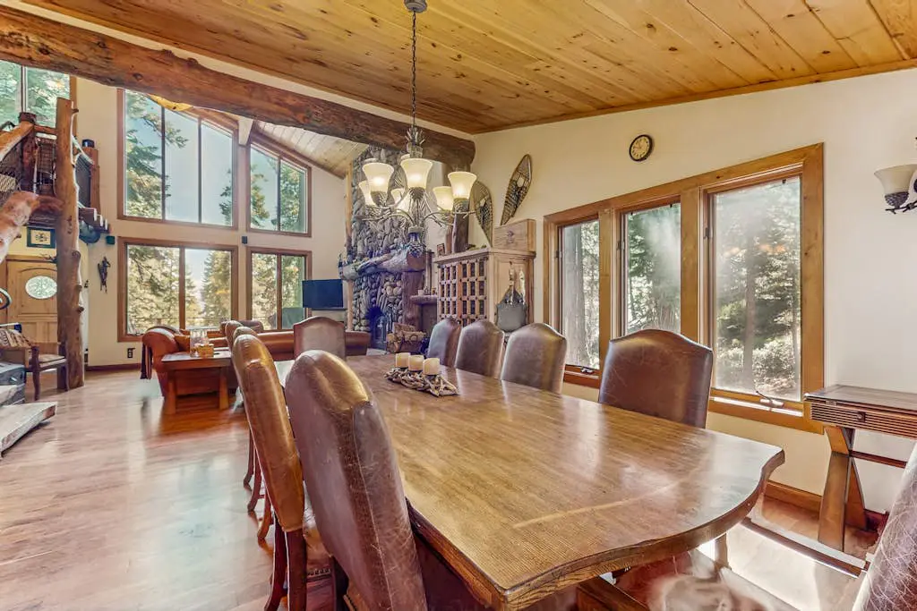 Modern Lux Cabin with Stunning Views, Spa, Large Kitchen and Dining, Fireplace
