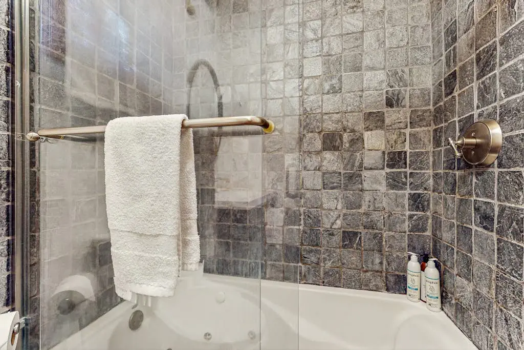 Modern Lux Cabin with Stunning Views, Spa, Large Kitchen and Dining, Fireplace