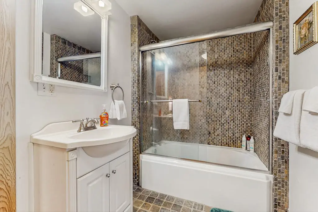 Modern Lux Cabin with Stunning Views, Spa, Large Kitchen and Dining, Fireplace