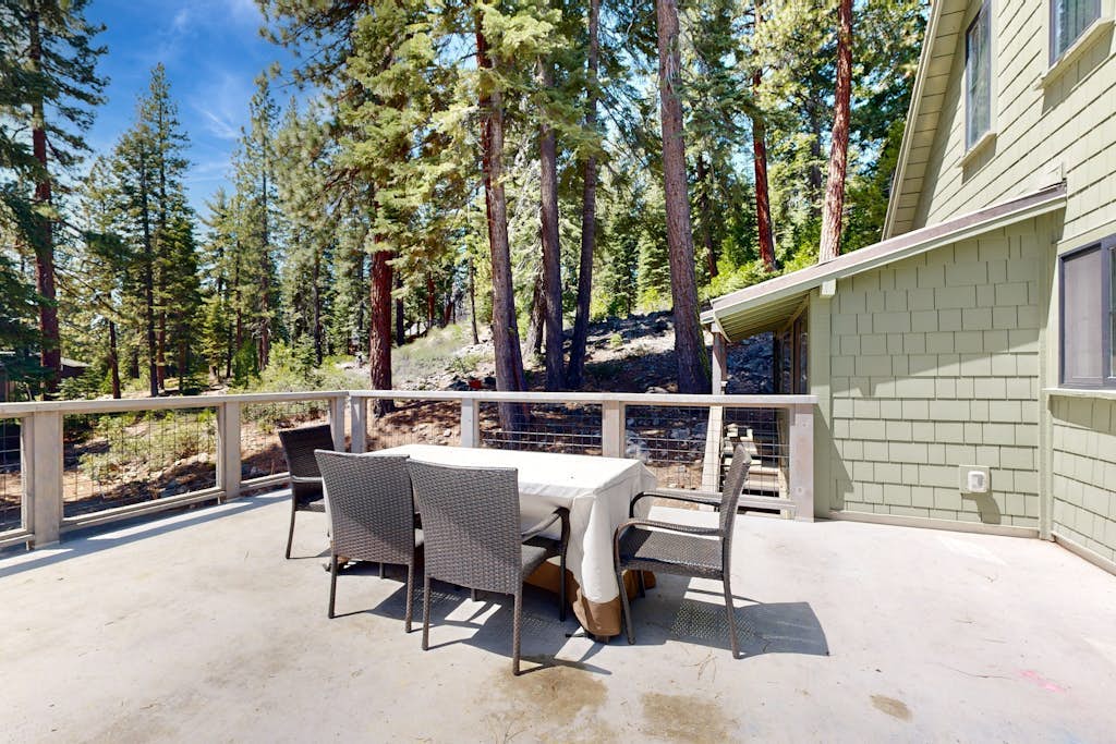 Lakeside Modern: Water-View Dining Room & Deck, 2,600 Sq Ft, Walk to Beaches