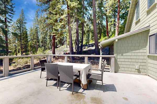 Lakeside Modern: Water-View Dining Room & Deck, 2,600 Sq Ft, Walk to Beaches