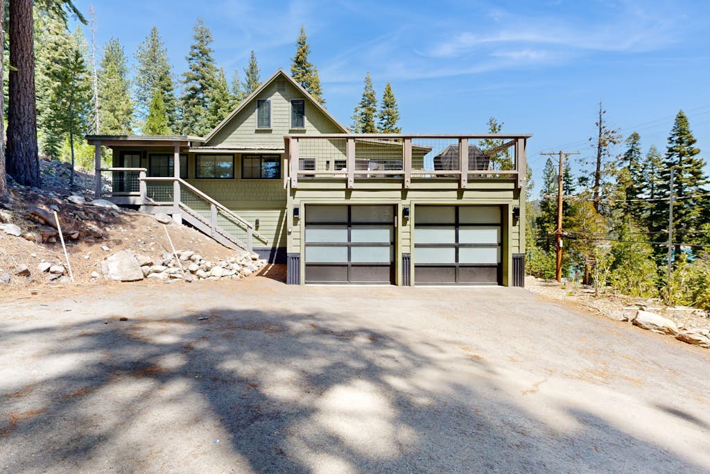 Lakeside Modern: Water-View Dining Room & Deck, 2,600 Sq Ft, Walk to Beaches