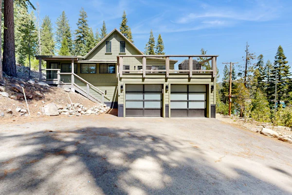 Lakeside Modern: Water-View Dining Room & Deck, 2,600 Sq Ft, Walk to Beaches