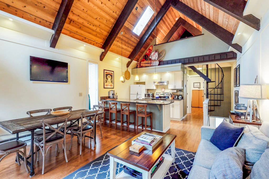 Beautiful & Spacious Townhome with Deck - Close to the Lake & Slopes
