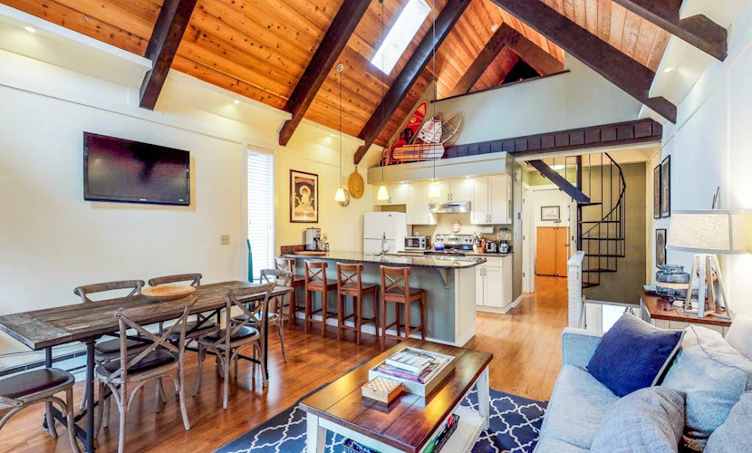Beautiful & Spacious Townhome with Deck - Close to the Lake & Slopes