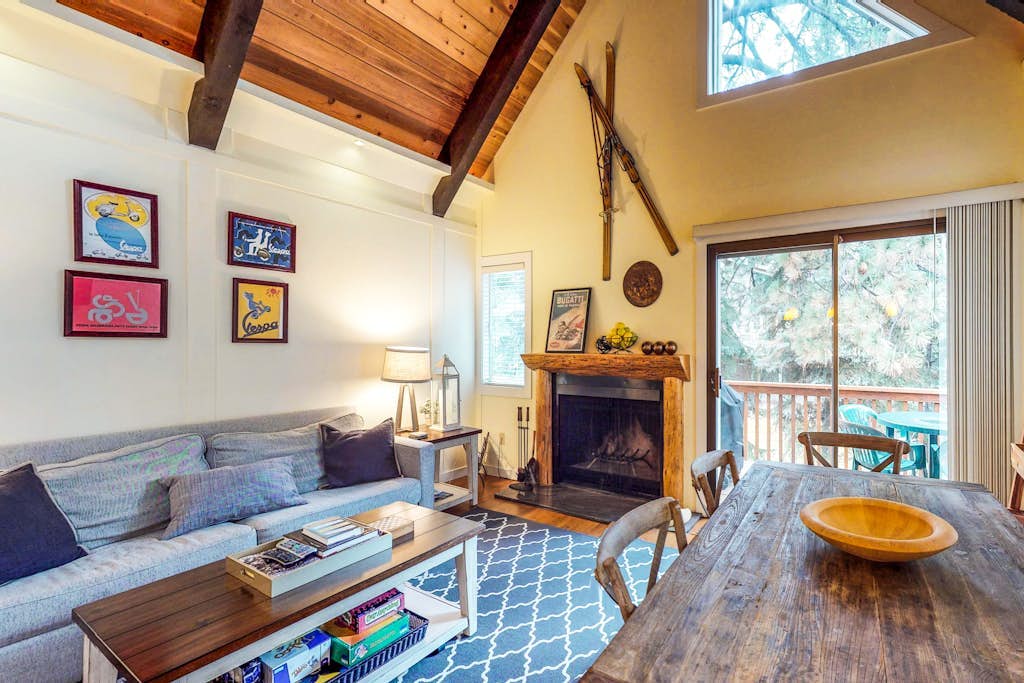 Beautiful & Spacious Townhome with Deck - Close to the Lake & Slopes